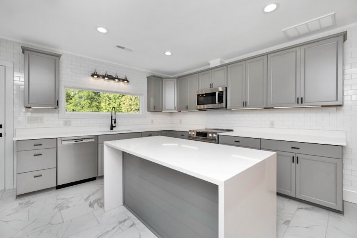 White shaker kitchen with quartz countertop